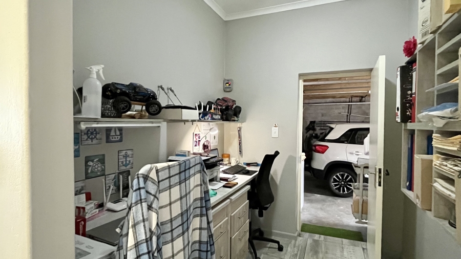 2 Bedroom Property for Sale in Hoogland Western Cape